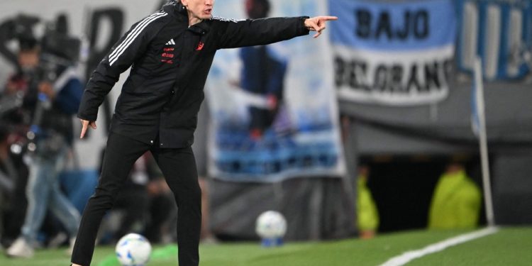 Filipe Luís, técnico do Flamengo, em jogo contra o Racing — Foto: Luis ROBAYO / AFP