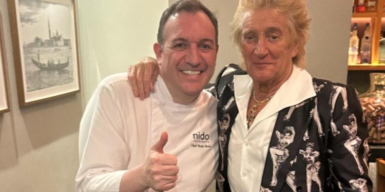 Rod Stewart e o chef Rudy Bovo, férias no Rio com a família — Foto: Divulgação
