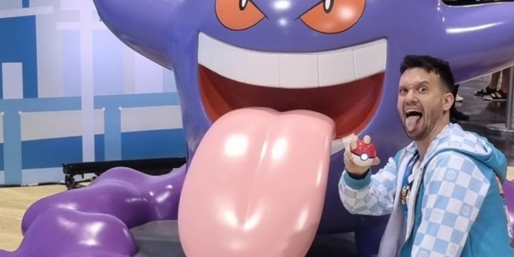 Youtube Capitão Hunter, posa ao lado de um pokemon inflável, durante evento da animação — Foto: Reprodução