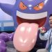 Youtube Capitão Hunter, posa ao lado de um pokemon inflável, durante evento da animação — Foto: Reprodução