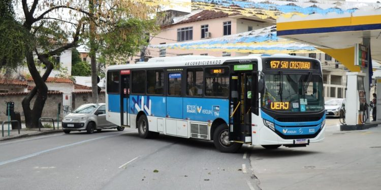 Ônibus foi atravessado na esquina das ruas Padre Roma e Maria Antônia, no Engenho Novo — Foto: Giampaolo Morgado Braga