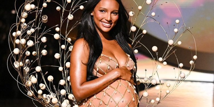 Jasmine Tookes abre o Victoria’s Secret Fashion Show exibindo barriga e l — Foto: Getty Images