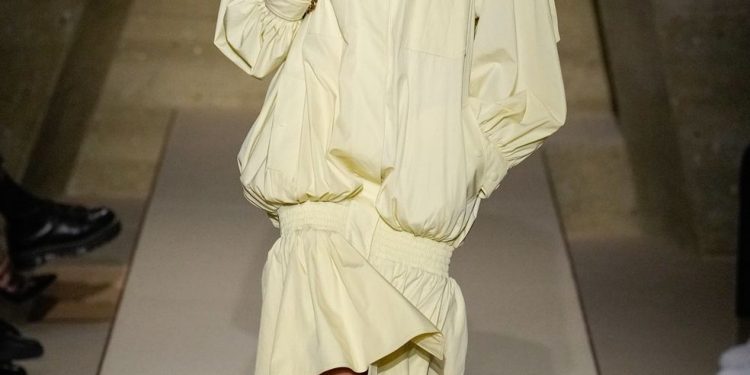 Gabriely Dobbins: modelo de origem Kaxinawá estreia na Semana de Moda de Paris e emociona seguidores — Foto: Reprodução Instagram