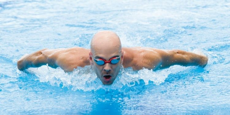 A primeira vez que Fernando Scherer, o Xuxa, raspou o cabelo foi para nadar nas Olímpiadas de 1996 — Foto: Reprodução