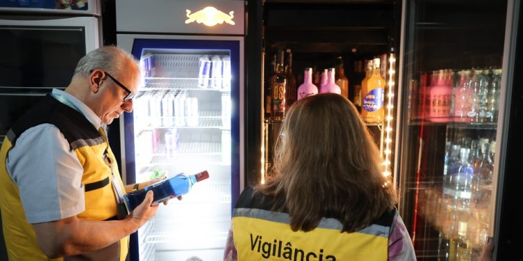 Servidora averigua geladeira: professor frisa importância da prevenção — Foto: Pablo Jacob/Divulgação/Governo do Estado de São Paulo