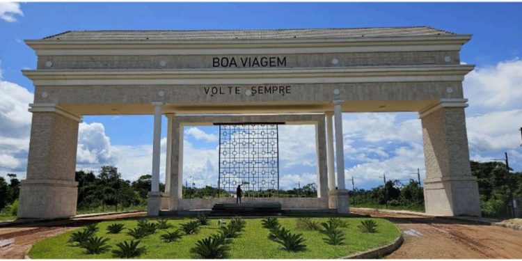 Portal na entrada de São Luiz do Anauá: obra financiada por e-mail foi deixada incompleta — Foto: Reprodução/CGU - 20/3/2025