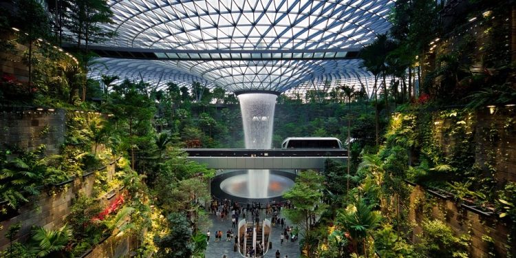 A Rain Vortex, a cachoeira interna cercada por uma mini floresta tropical, marca registrada do Aeroporto Changi, em Cingapura, eleito o melhor do mundo — Foto: Reprodução / Wikimedia Commons