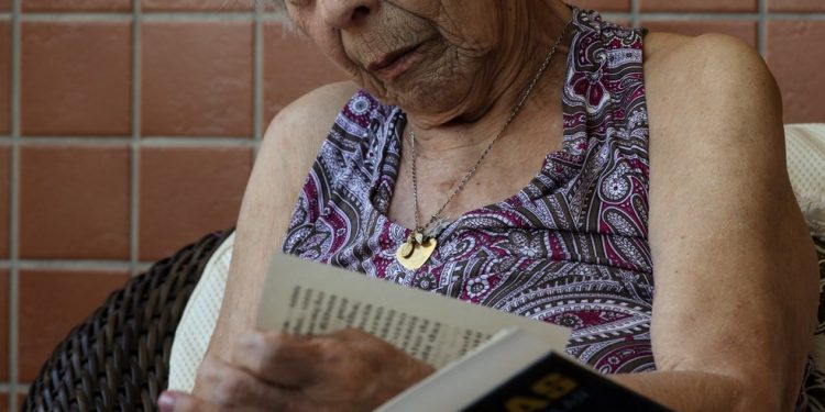 Walmyra D’Azevedo Tavares, de 84 anos, dedicou duas décadas à direção do Ciep Operário Vicente Mariano, no Complexo da Maré — Foto: Gabriel de Paiva / Agência O Globo