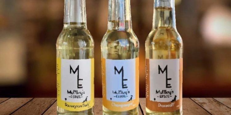 As bebidas, chamadas Pawt, Champawgne, Purrno Noir e Sauvignon Bark, não contêm álcool nem uvas — Foto: Muttley's Estate/Reprodução