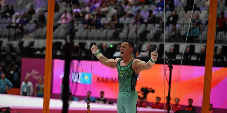 Caio Souza vibra após boa apresentação nas argolas — Foto: Melogym/CBG