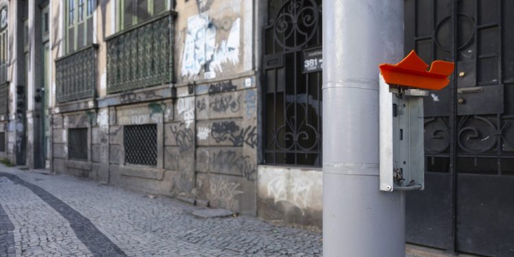 Sumiu. Na Rua do Riachuelo, no Centro, papeleira foi destruída dias após ser instalada; restou apenas um pedaço — Foto: Leo Martins
