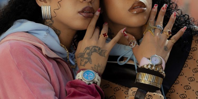 Com narrativa sobre mundo do crime e abandono, 'Serena & Vênus (lado A)' é uma crônica da história das gêmeas Tasha e Tracie, cujos pais passaram pelo sistema prisional — Foto: Divlgação/Isabelle India
