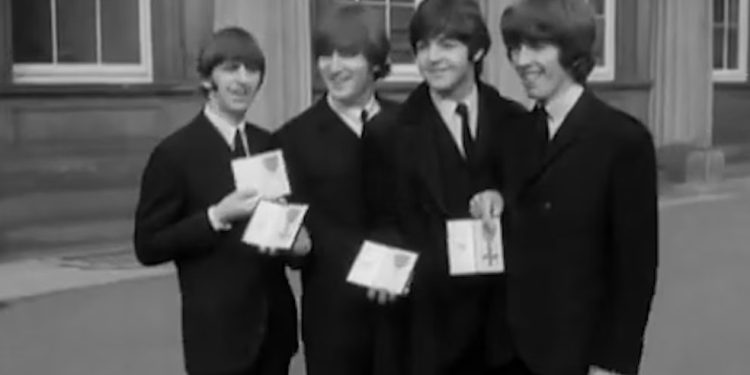 Em outubro de 1965 os Beatles foram condecorados — Foto: Reprodução