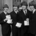 Em outubro de 1965 os Beatles foram condecorados — Foto: Reprodução
