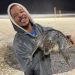 Homem capturou tartaruga no mar e sai andando com o animal da Praia de Copacabana — Foto: Reprodução/Redes Sociais