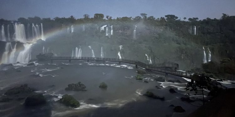 Arco-íris lunar em Foz do Iguaçu: foto feita de Phone — Foto: Joana Dale
