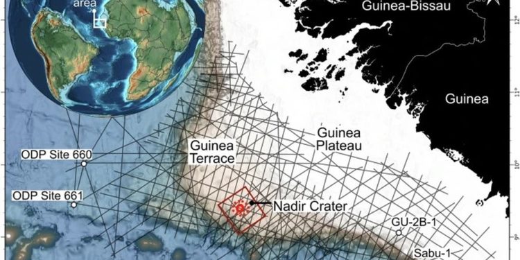 O mapa inserido mostra a localização da cratera em uma reconstrução paleogeográfica do Atlântico Central em 66 milhões de anos — Foto: Divulgação/Universidade Heriot-Watt