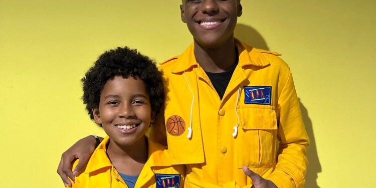 Kauã Torres e Samuel Minervino, que dão vida a Roque e Max: ano que vem, a série D.P.A terá um novo capa amarela! — Foto: Divulgação