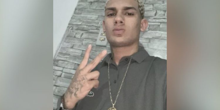 O corpo de Fabian Alves Martins foi retirado da região de mata no Complexo da Penha — Foto: Reprodução