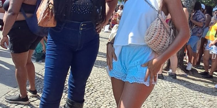 Mãe e filha aproveitam juntas o show de João Gomes na Lapa — Foto: Rafel Lopes