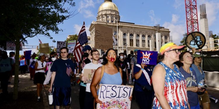 Manifestantes marcham perto do Capitólio estadual da Geórgia, em Atlanta, durante protesto do "Dia Sem Reis" — Foto: Dustin Chambers/The New York Times