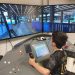 Athos, de 8 anos, com o simulador de condução do VLT, supercomputador que simula operação — Foto: Divulgação