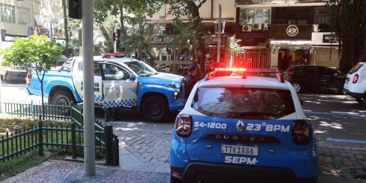 Policiais militares reforçam a segurança no Leblon — Foto: Fabiano Rocha/Agência O Globo