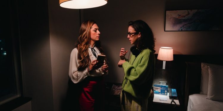 Camila Márdila (dir.) dirige a atriz Leona Jhovs no curta 'Sandra' — Foto: Theo Doré/Divulgação