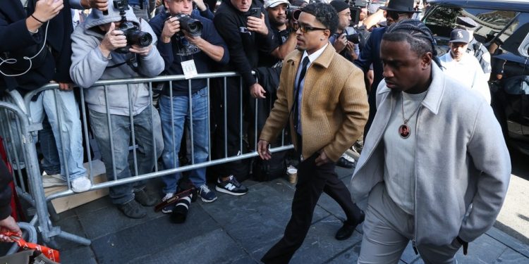 Justin Combs (centro, à esquerda), filho de Diddy, chega ao Tribunal Federal de Manhattan para a sentença de Sean "Diddy" Combs — Foto: TIMOTHY A.CLARY / AFP