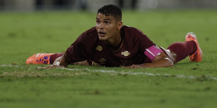 Thiago Silva salvou o Fluminense na última bola do jogo contra o Juventude — Foto: Alexandre Cassiano