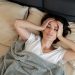 A privação de sono deixa a pele mais seca, vulnerável a danos e aos sinais do envelhecimento — Foto: Freepik