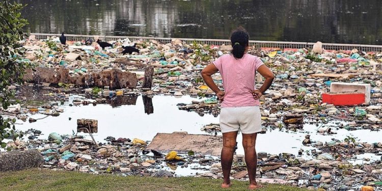 Divergências sobre cobertura de esgoto em cidades da Baixada estão na origem do impasse entre Cedae e Águas do Rio — Foto: Márcia Foletto