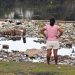 Divergências sobre cobertura de esgoto em cidades da Baixada estão na origem do impasse entre Cedae e Águas do Rio — Foto: Márcia Foletto