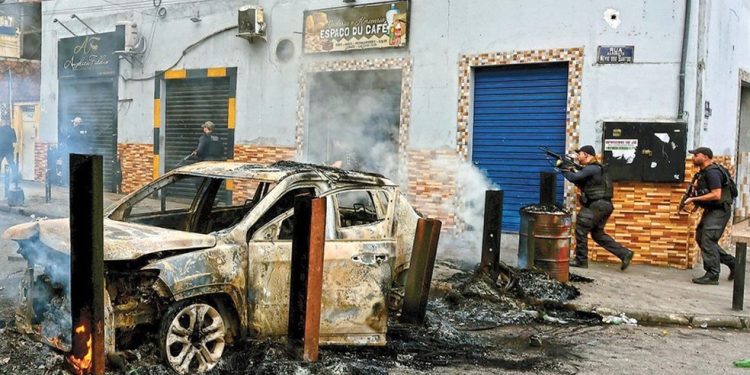 Bloqueios. Barricada com vigas de aço e carro incendiado tenta evitar o avanço dos policiais na Vila Cruzeiro — Foto: Fabiano Rocha