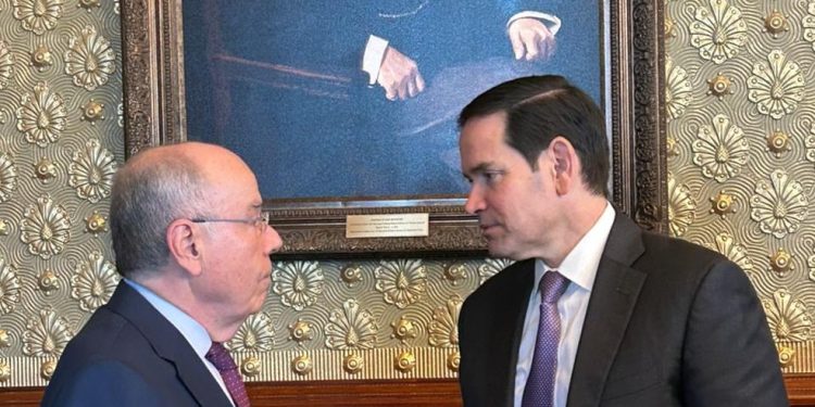 Mauro Vieira e Marco Rubio conversaram reservadamente durante 15 minutos, diante de um quadro do ex-secretário de Estado John Hay, figura histórica da diplomacia americana — Foto: Itamaraty/Divulgação