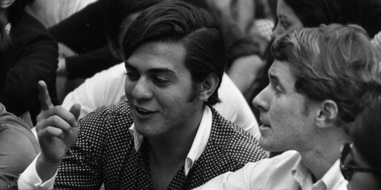 O cantor Taiguara (as esq.), ao lado de Marcos Valle, em 1968, em manifestação no Rio de Janeiro — Foto: Arquivo O GLOBO
