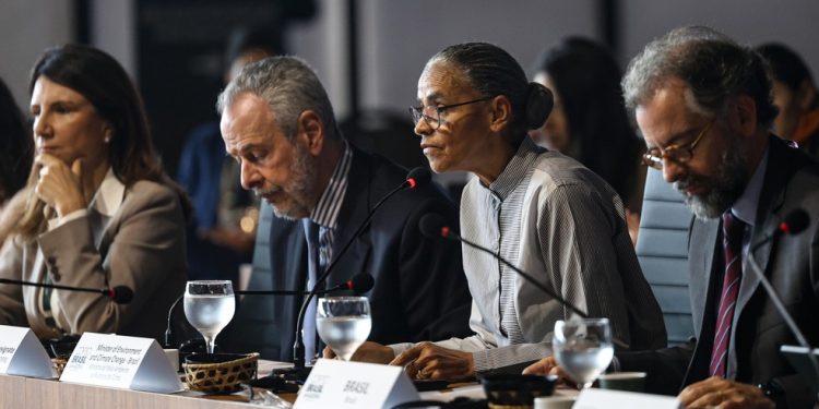 A ministra do Meio Ambiente, Marina Silva, participa de plenária no segundo dia da Pré-Cop30 — Foto: Marcelo Camargo/Agência Brasil