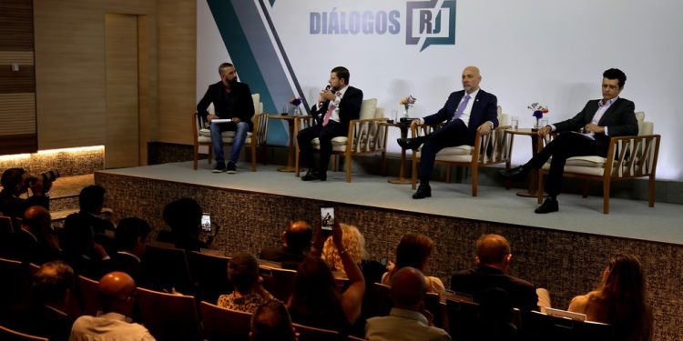 Troca produtiva. Rafael Galdo (jornalista), Nicola Miccione (secretário da Casa Civil), Marcio Pacheco (presidente do TCE-RJ) e Guilherme Cezar Coelho (fundador da República.org e da MaisProgresso.org) — Foto: Fabiano Rocha