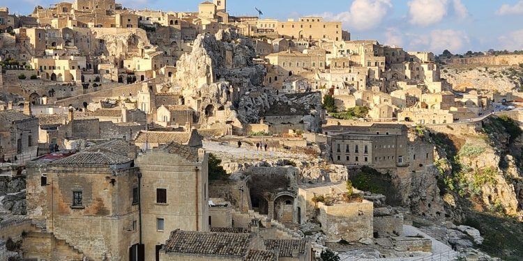 Os Sassi di Matera, região histórica da cidade italiana que foi restaurada e reocupada e hoje é um dos destinos mais promissores da Itália — Foto: Renata Izaal