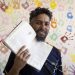 Heitor Leonardo Silva, 41 anos, veio de Belo Horizonte para o Rio e fica em abrigos. O livro é o companheiro — Foto: Márcia Foletto