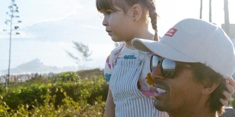 Miguel Pupo com a filha Flora — Foto: Bruno Zanin/divulgação