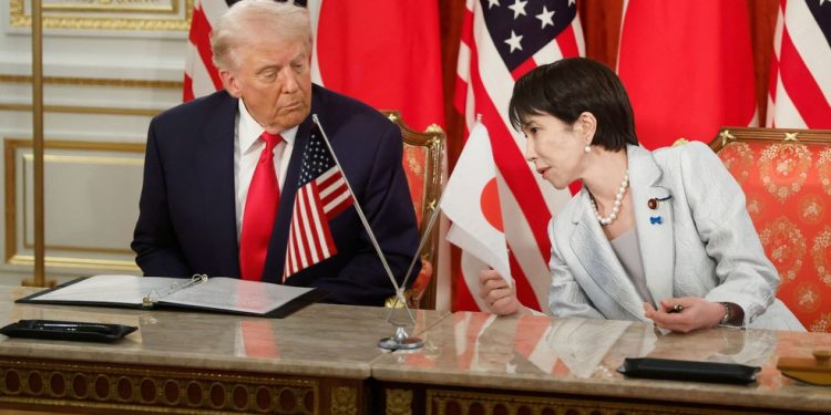 Premier do Japão, Sanae Takachi, ao lado do presidente dos EUA, Donald Trump, em cerimônia de assinatura de acordos em Tóquio — Foto: Kiyoshi Ota / POOL / AFP