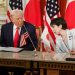 Premier do Japão, Sanae Takachi, ao lado do presidente dos EUA, Donald Trump, em cerimônia de assinatura de acordos em Tóquio — Foto: Kiyoshi Ota / POOL / AFP