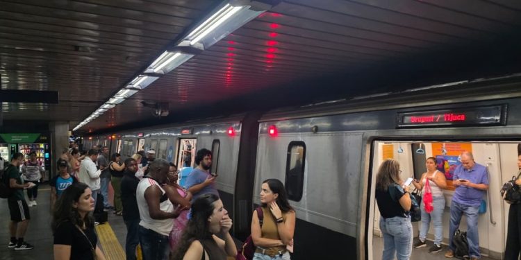Composição no sentido Uruguai nesta manhã de segunda-feira — Foto: Dan Delmiro / Divulgação
