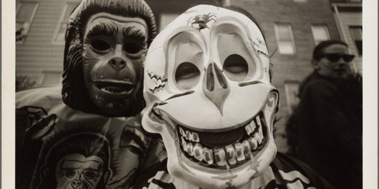 Foto histórica do Halloween em Nova York, em meados dos anos 1970 — Foto: Larry Racioppo/New York Public Library