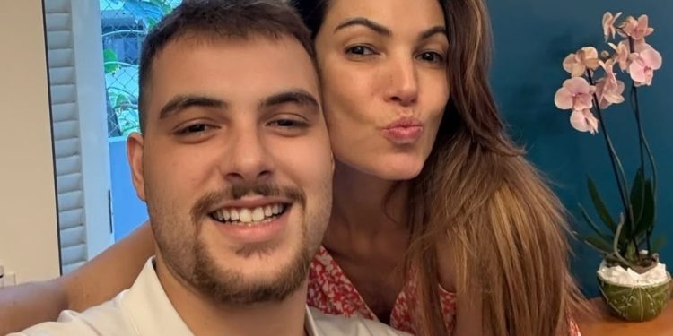 Patrícia Poeta posa com Felipe em setembro: "sábado com filhão" — Foto: Reprodução/Instagram