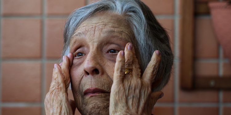 Ex-diretora de uma escola na favela da Maré, Walmyra D'Azevedo escreveu o livro "Memórias de uma diretora escolar" — Foto: Gabriel de Paiva / Agência O Globo