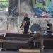 Peritos e policiais examinam o local onde três pessoas em situação de rua foram baleadas — Foto: Fabiano Rocha / Agência O Globo