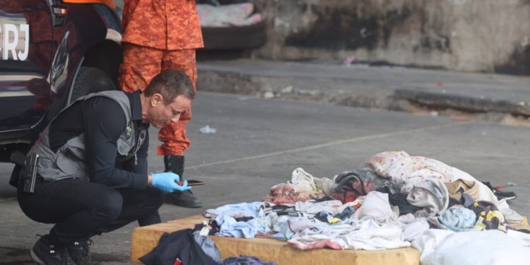 Pessoas em situação de rua são assassinadas a tiros embaixo de viaduto do metrô de Irajá, Zona Norte do Rio. Dois homens morreram no local e um ficou ferido — Foto: Fabiano Rocha / Agência O Globo