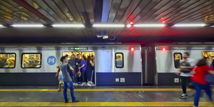 Usuarios no Metro carioca — Foto: Leo Martins / Agência O Globo